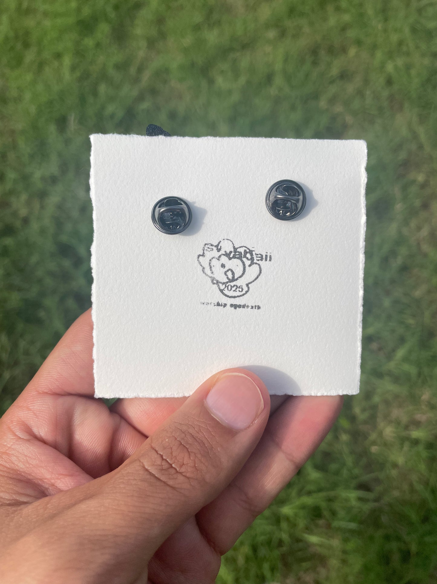 𝗗𝘂𝗮𝗹𝗶𝘁𝘆 Soft Enamel Pin -𝚋𝚘𝚞𝚝𝚒𝚚𝚞𝚎 black metal